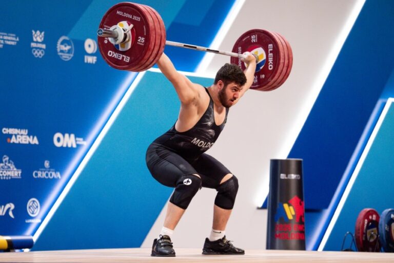 Тудор Брату на пьедестале с бронзовыми медалями на чемпионате Европы по тяжёлой атлетике