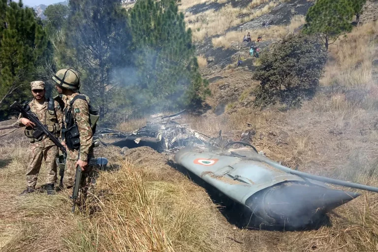Salvatori operând printre ruinele provocate de atacurile cu rachete în Muridke, provincia Punjab, Pakistan, 7 mai 2025