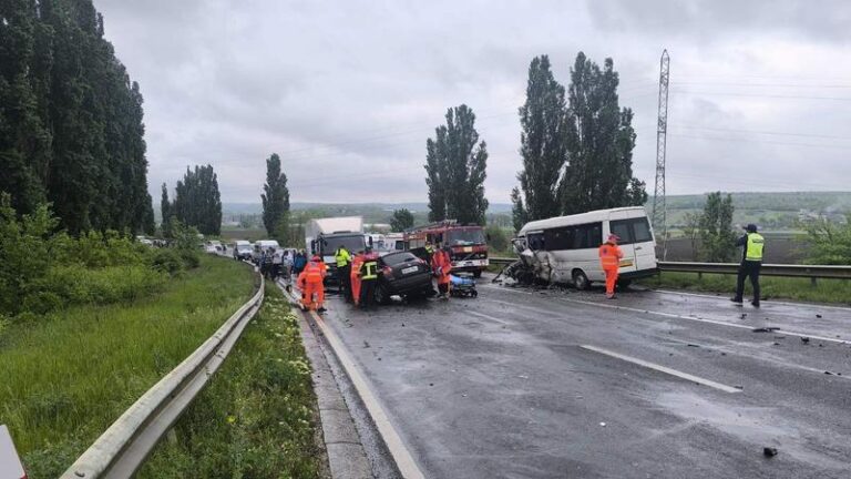 Echipele AMU acordă primul ajutor victimelor accidentului rutier grav produs în apropiere de Bardar, Ialoveni