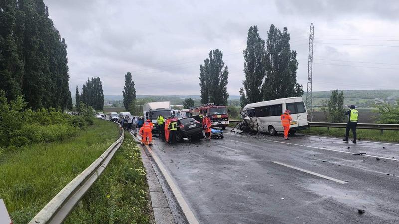 Echipele AMU acordă primul ajutor victimelor accidentului rutier grav produs în apropiere de Bardar, Ialoveni