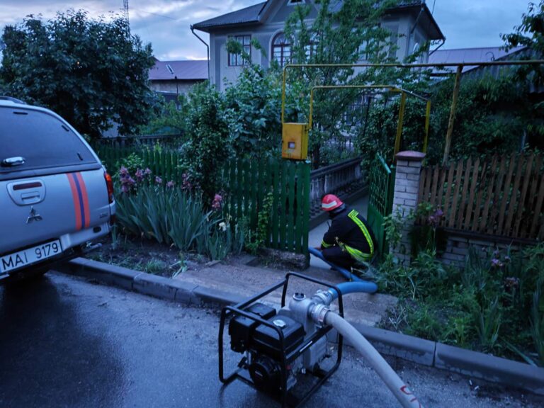 Pompieri evacuează apa din gospodăriile afectate de inundații în nordul Moldovei, mai 2025