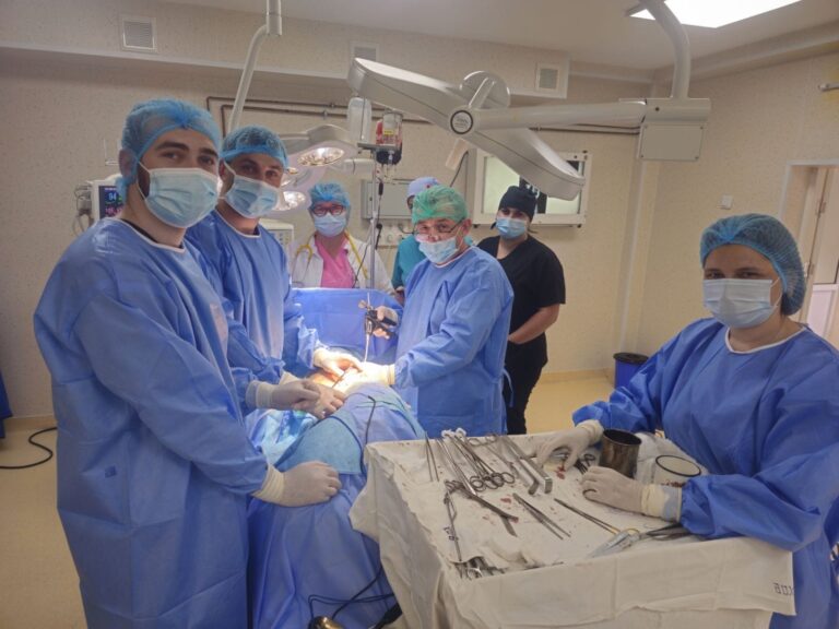 Echipă medicală realizează o intervenție inovatoare de corecție dinamică a scoliozei la o tânără pacientă din Republica Moldova