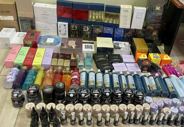Produse cosmetice și parfumuri ilegale, descoperite de Vamă