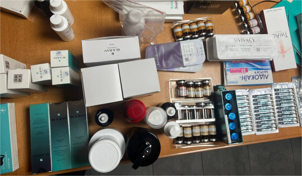 Ofițer vamal verifică un bagaj suspect la postul vamal Otaci cu ajutorul scanerului X-ray