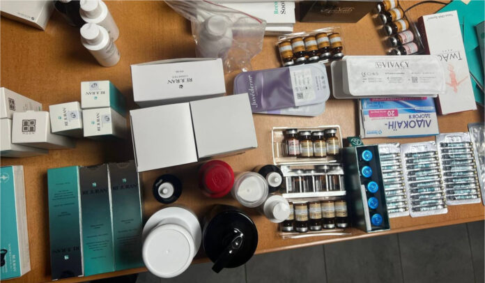 Ofițer vamal verifică un bagaj suspect la postul vamal Otaci cu ajutorul scanerului X-ray