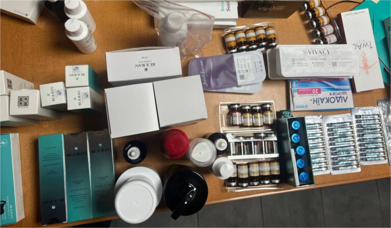 Ofițer vamal verifică un bagaj suspect la postul vamal Otaci cu ajutorul scanerului X-ray