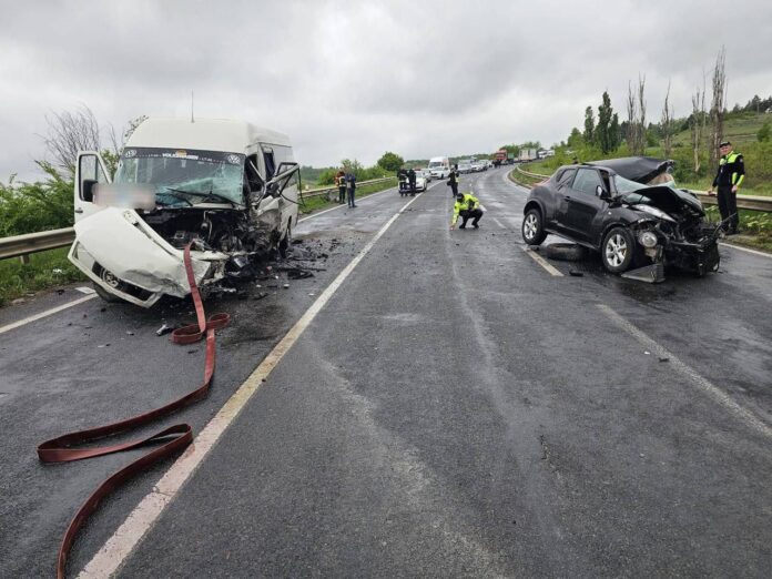 Imagine de la locul accidentului de pe traseul R-3, în apropiere de Bardar, unde un Nissan s-a ciocnit frontal cu un microbuz de rută.