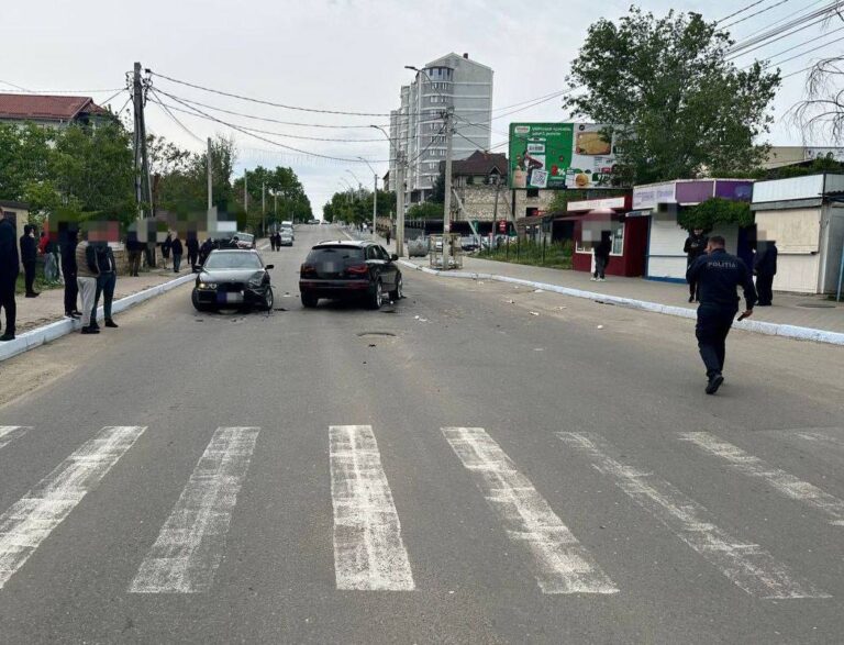 Mașină Audi avariată după un accident rutier în Comrat, cu intervenția poliției și ambulanței