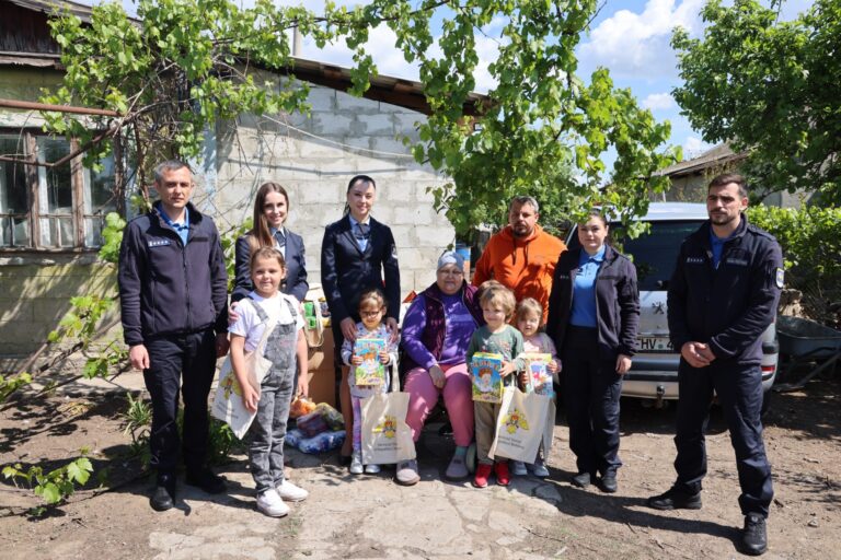 Funcționari vamali oferă daruri familiilor cu mulți copii, în semn de solidaritate de Ziua Familiei.