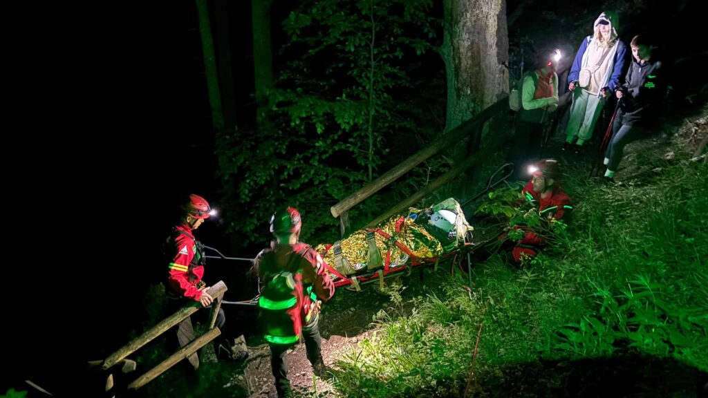 Salvamontiști în acțiune pe timp de noapte în Masivul Ceahlău, intervenție de salvare în zona Cascadei Duruitoarea.