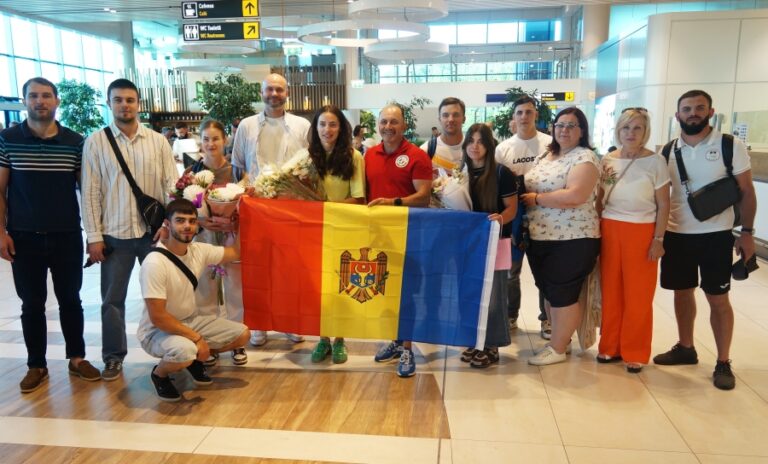 Daniela Cociu și Maria Olărașu întâmpinate la aeroport cu medaliile de bronz cucerite la Campionatul European