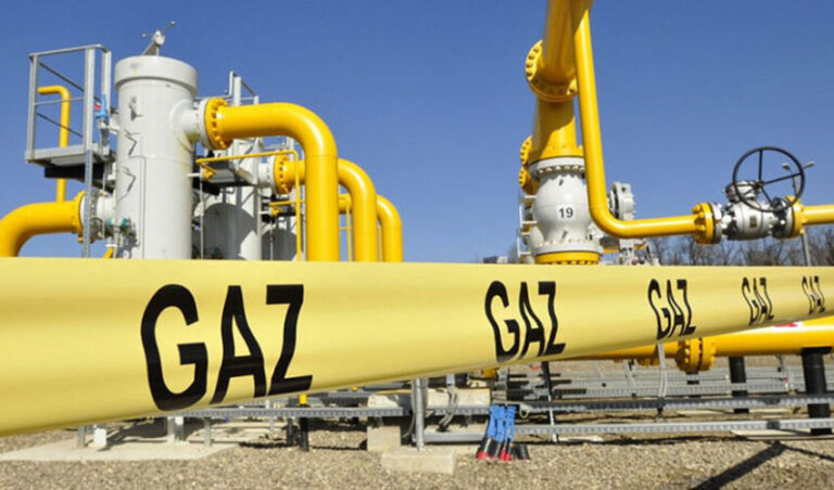 Factura la gaz emisă de Energocom și panouri solare care alimentează o gospodărie din Moldova
