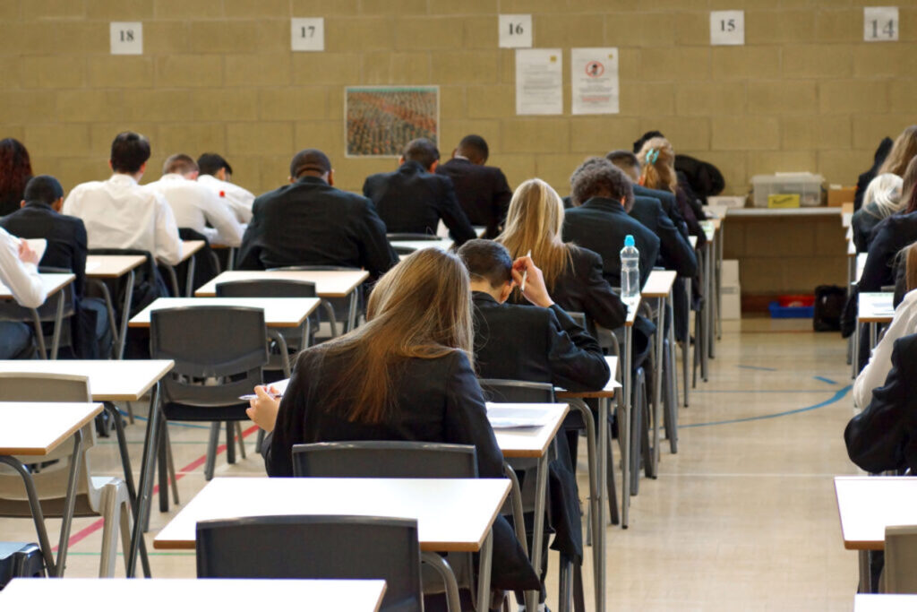 Elevi la examen susținând proba de competență în limba română în Republica Moldova
