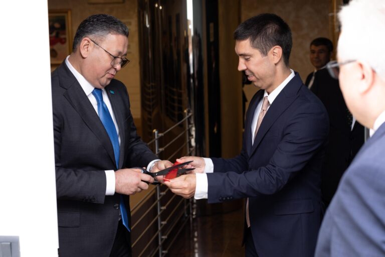 Mihai Popșoi și Murat Nurtleu semnează în Cartea de Onoare la inaugurarea Ambasadei Republicii Moldova în Kazahstan