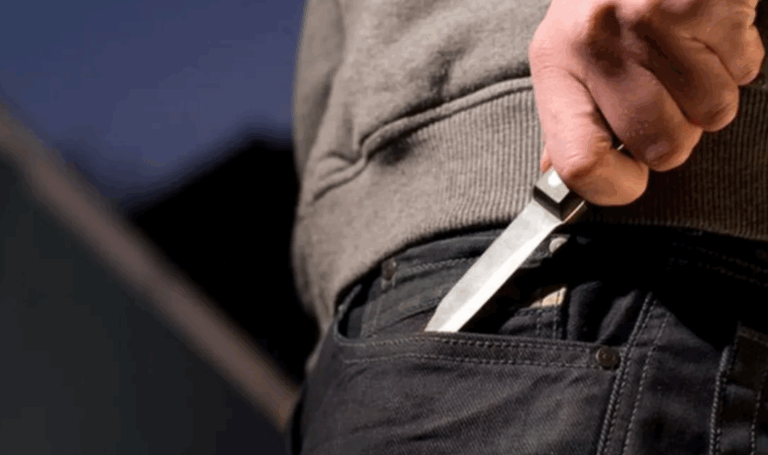 Bărbat condamnat pentru tâlhărie, escortat de polițiști după pronunțarea sentinței la Judecătoria Bălți