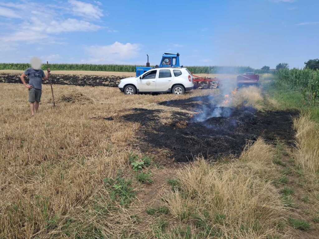 Inspector de mediu documentând un teren agricol afectat de incendiere ilegală în raionul Glodeni