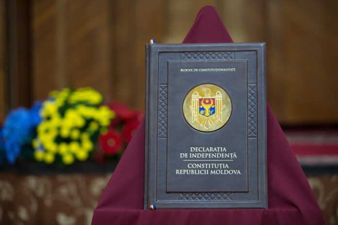 Drapelul Republicii Moldova în fața Parlamentului, cu ocazia Zilei Constituției