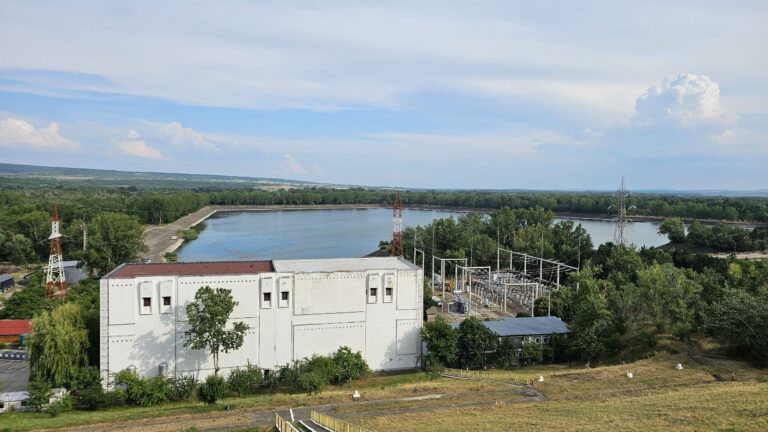 Centrala hidroelectrică Costești – investiții în energie regenerabilă: fotovoltaic plutitor, eolian, baterii
