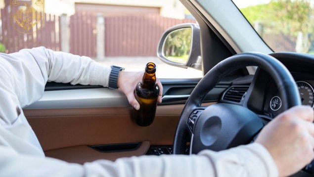 Polițiștii testează un șofer cu aparatul Drager pe timp de noapte în Fălești