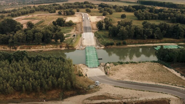 Mașini traversând punctul de frontieră Leova–Bumbăta deschis 24/24