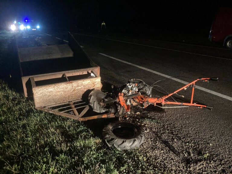 Imagine de la locul accidentului mortal de pe traseul R6, lângă Fedoreuca, cu un Mercedes Sprinter și un motocultor avariate