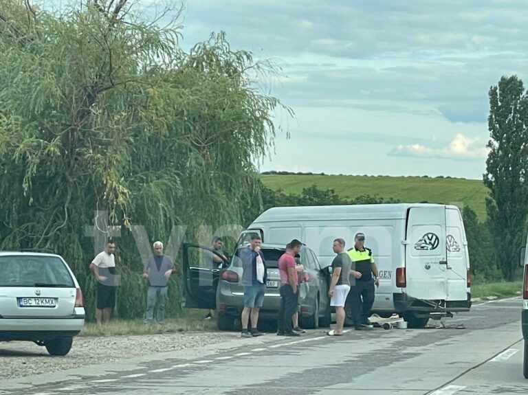 Accident rutier la Fălești: un microbuz Volkswagen a intrat frontal într-un Porsche, o femeie a fost transportată la spital.