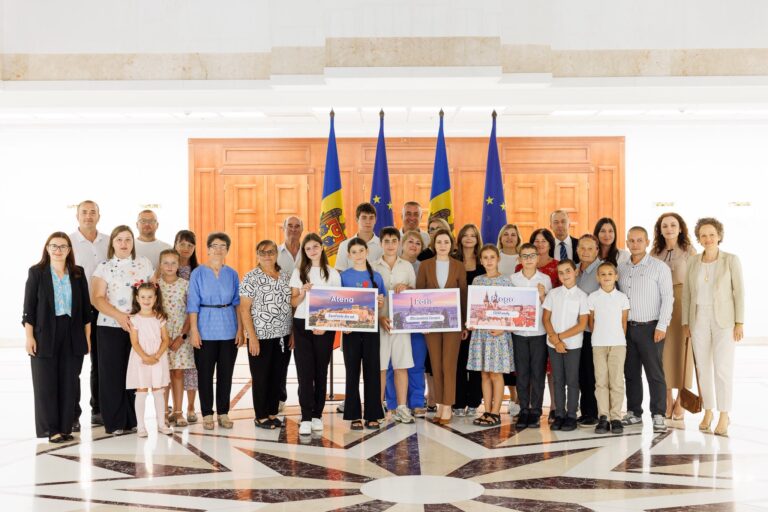 Bunici și nepoți premiați la concursul „EU & bunicii mei”, ediția I, Chișinău.