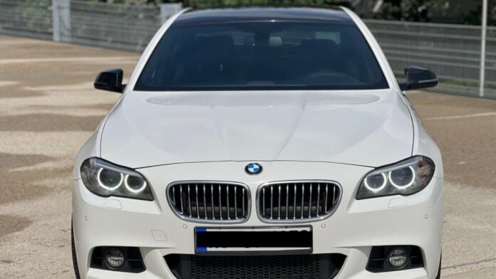 BMW Seria 5 implicat într-un caz de furt și răpire, parcat în fața unei spălătorii auto din Chișinău
