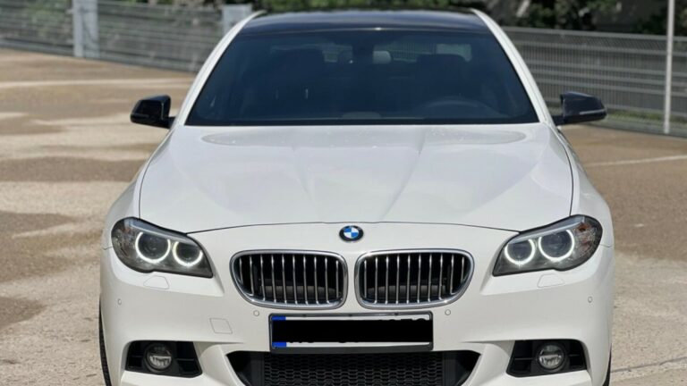 BMW Seria 5 implicat într-un caz de furt și răpire, parcat în fața unei spălătorii auto din Chișinău