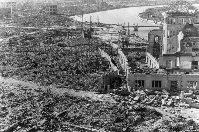 Ruinele orașului Hiroshima după explozia bombei atomice din 6 august 1945