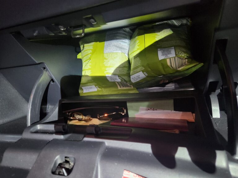 Funcționari vamali controlează un autoturism Nissan Qashqai în care au fost ascunse pachete de fistic