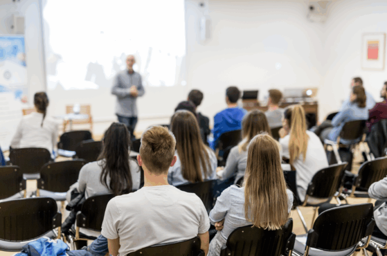 CNAM reamintește studenților din străinătate că pot beneficia de asigurare medicală gratuită în Republica Moldova