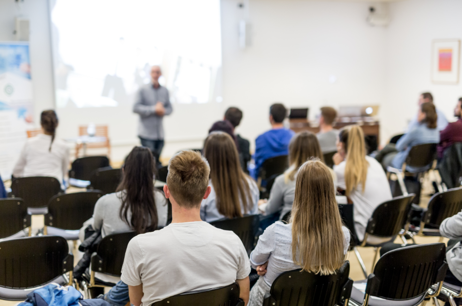 CNAM reamintește studenților din străinătate că pot beneficia de asigurare medicală gratuită în Republica Moldova