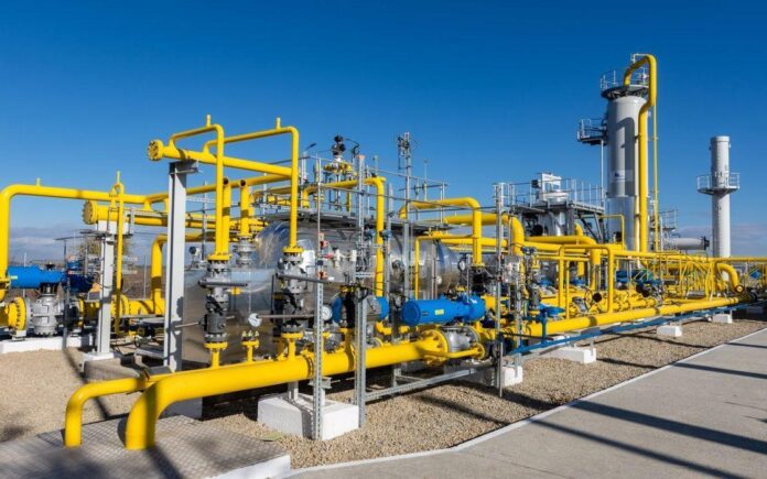 Stație de gaze naturale cu țevi și contoare, simbol al securității energetice a Republicii Moldova.