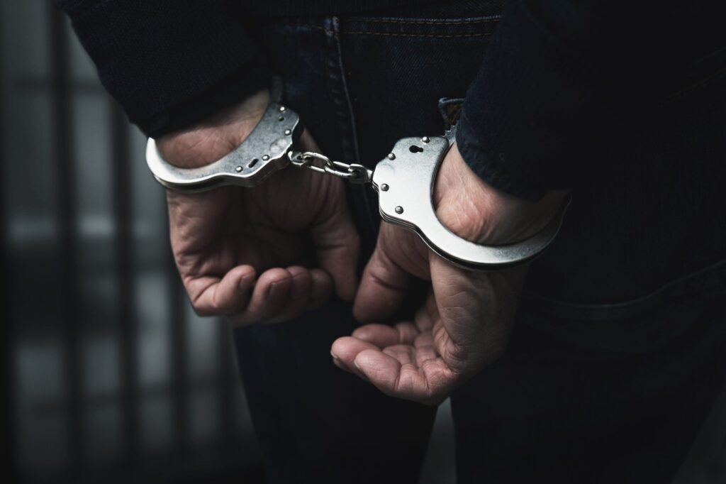 Grefier într-o sală de judecată din Chișinău pronunțând sentința într-un caz de escrocherie cu prejudiciu de peste 1 milion de lei