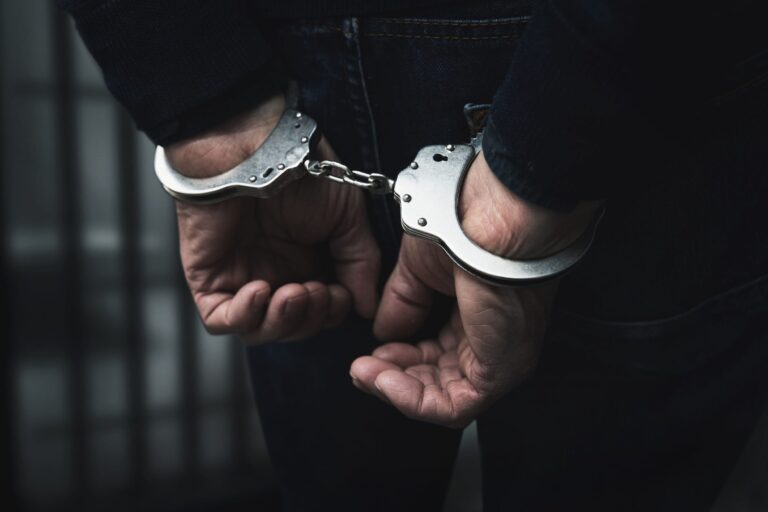 Grefier într-o sală de judecată din Chișinău pronunțând sentința într-un caz de escrocherie cu prejudiciu de peste 1 milion de lei