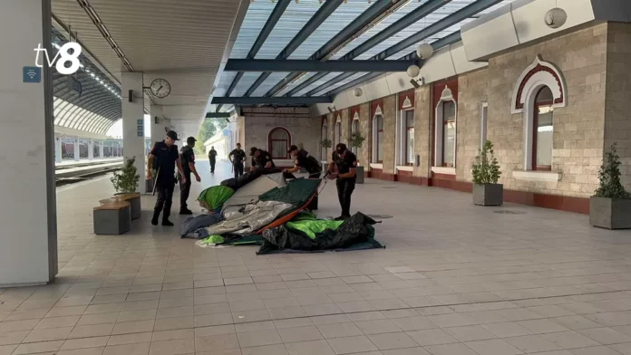Carabinierii demontează corturile instalate de protestatari pe peronul Gării Feroviare din Chișinău