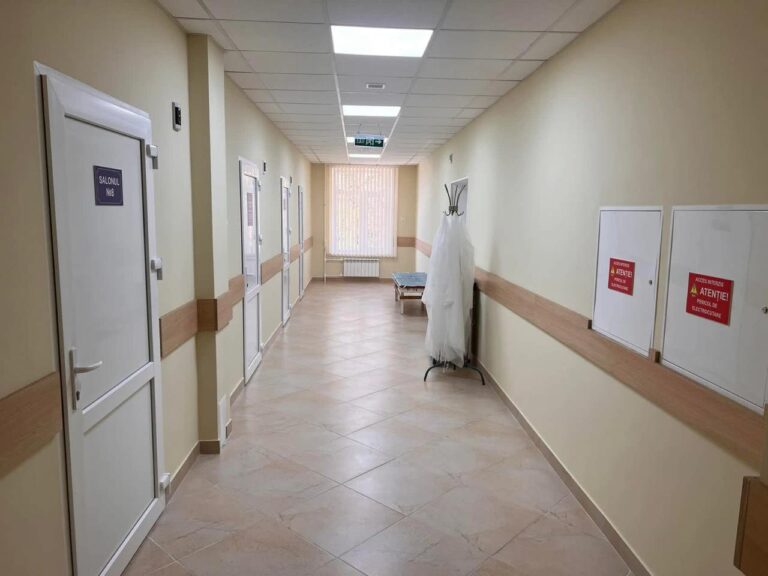 Procuratura Bălți a deferit justiției un șef de secție din Spitalul raional Florești, acuzat de corupere pasivă și trafic de influență.