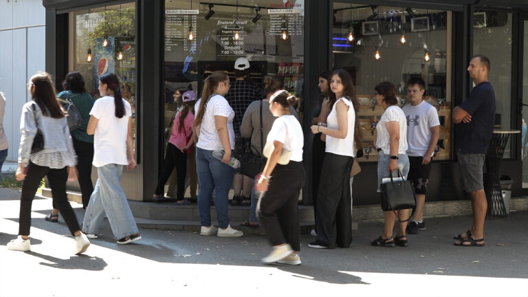 Locuitori din Bălți aleg între fast-food și mâncare sănătoasă, pe fundalul unui stand cu pizza și shaorma