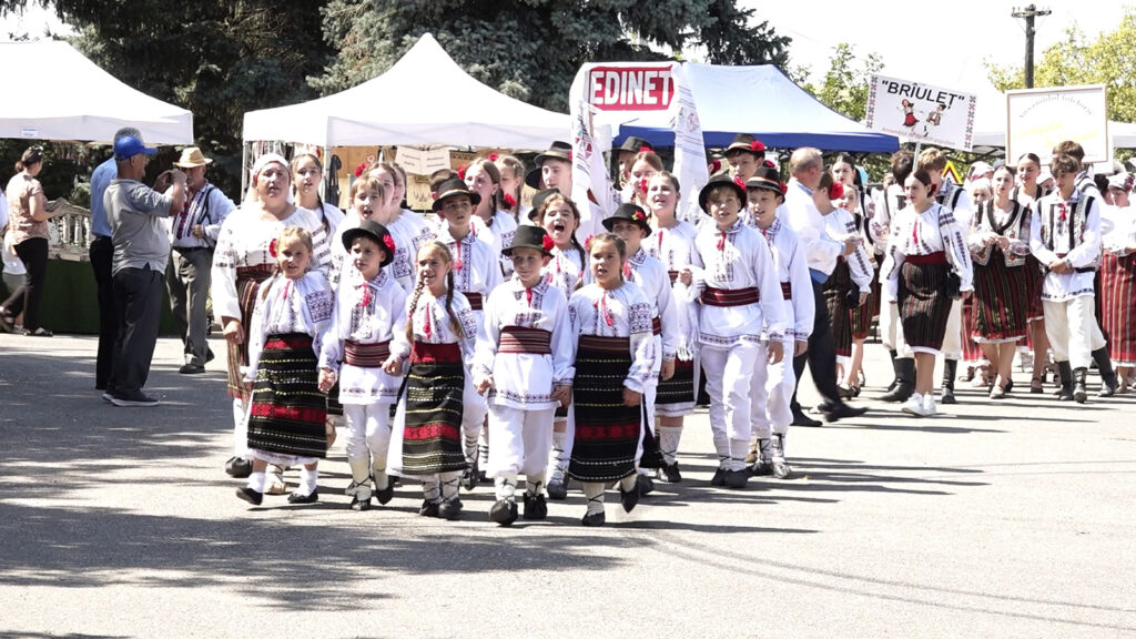 Festivalul „Un popas la noi cu cântec, dans și voie bună” la Cubolta, cu acord de înfrățire între Cubolta și Milișăuți