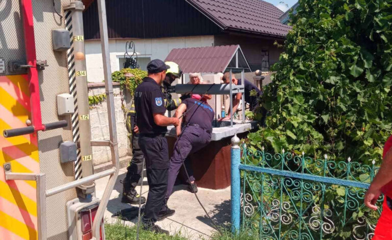 Salvatori extrag o femeie căzută într-o fântână din Grimăncăuți, raionul Briceni
