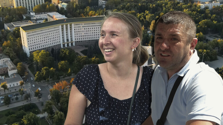 Alegători din Briceni discutând despre alegerile parlamentare din 28 septembrie 2025.