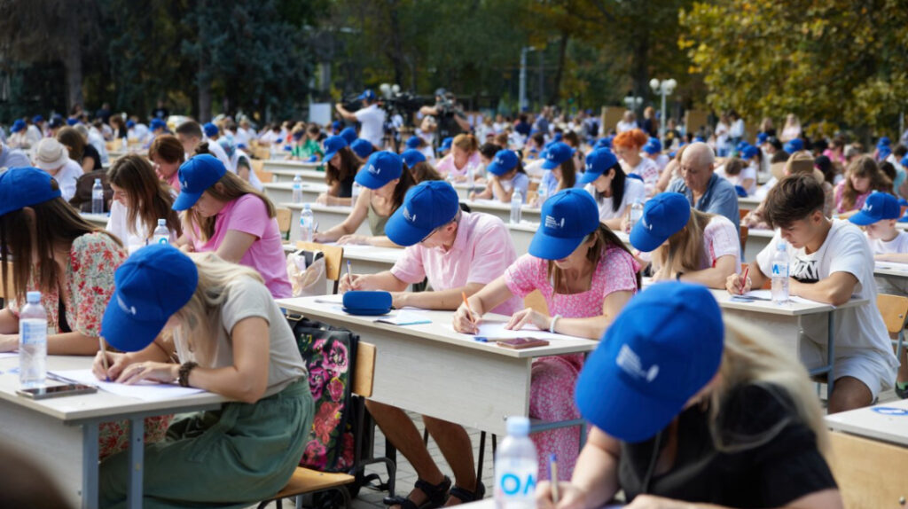 Participanți la Marea Dictare Națională în Piața Marii Adunări Naționale din Chișinău