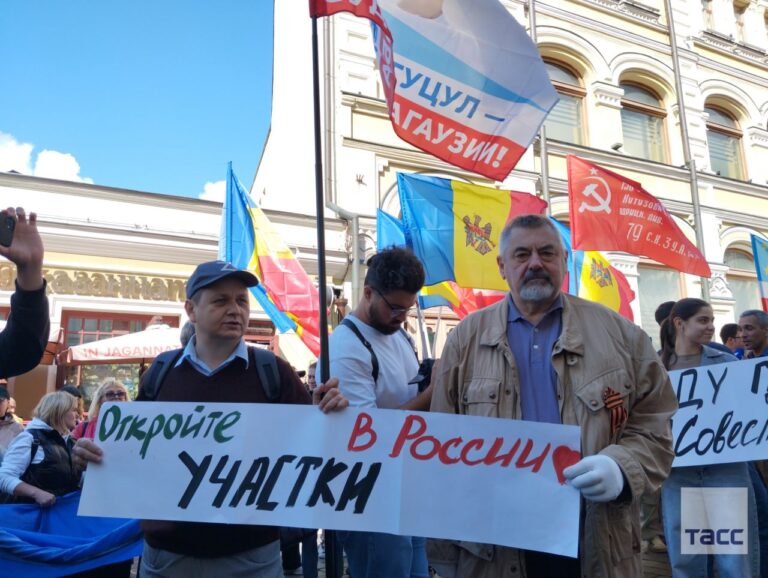 Protestatari cu steaguri sovietice și pro-ruse în fața Ambasadei Moldovei din Moscova