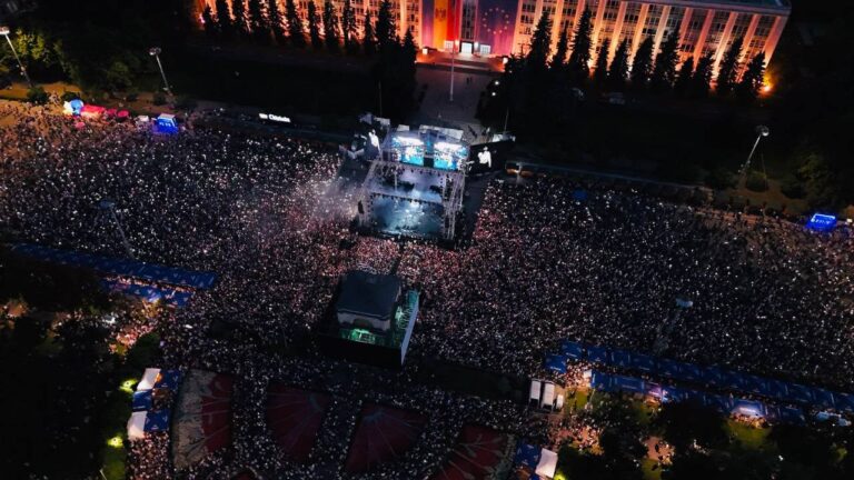 Mulțime în PMAN la concertul de #ZiuaIndependenței. Steaguri #Moldova și atmosferă de sărbătoare în #Chișinău.
