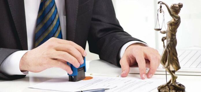 Laptop cu document digital semnat electronic, simbol al serviciilor notariale online din Moldova.