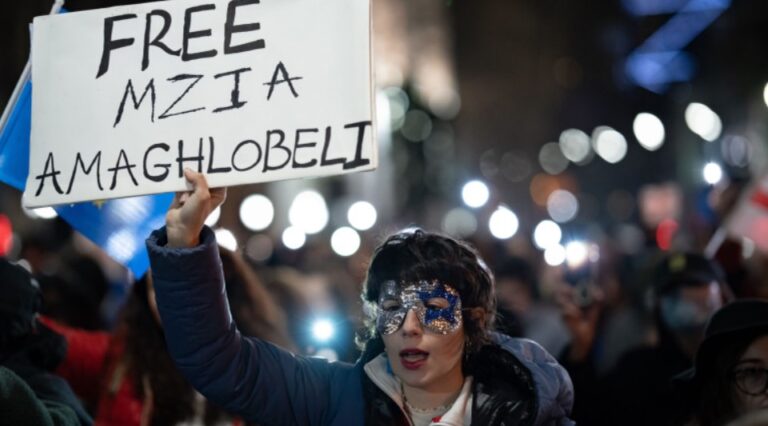 Mzia Amaghlobeli, jurnalistă georgiană, în fața tribunalului din Batumi