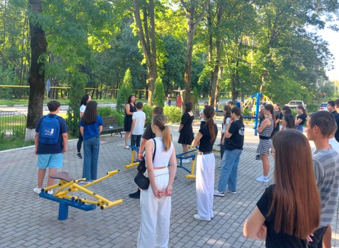 Elevi din Glodeni participând la exerciții și ateliere gastronomice în cadrul campaniei „Fii conștient – trăiește sănătos!”