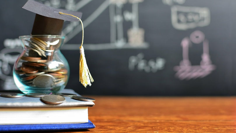 Elevi și studenți din Moldova premiați cu burse de merit pentru performanțe academice