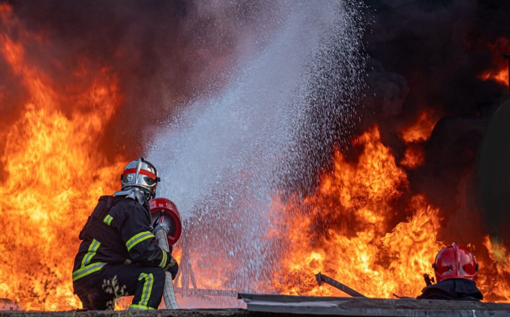 Incendiu provocat de atacurile rusești asupra infrastructurii critice din regiunea Sumî, Ucraina.